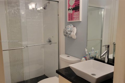 Condo in Hallandale Beach, Florida, 2 bedrooms  № 1825810 - photo 5
