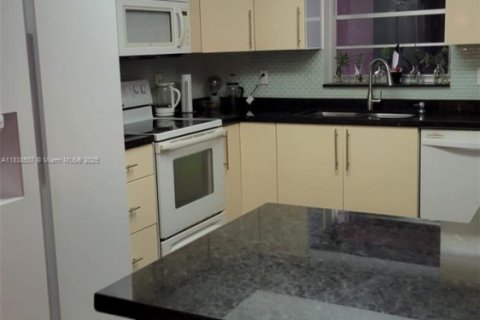 Condo in Hallandale Beach, Florida, 2 bedrooms  № 1825810 - photo 6