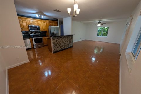 Casa en venta en Hollywood, Florida, 4 dormitorios, 147.71 m2 № 1944978 - foto 2