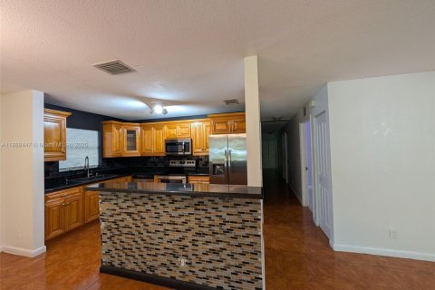 Casa en venta en Hollywood, Florida, 4 dormitorios, 147.71 m2 № 1944978 - foto 1
