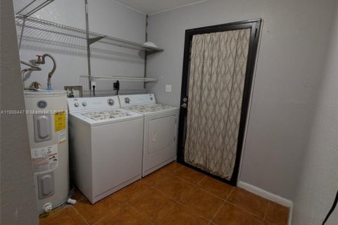 Casa en venta en Hollywood, Florida, 4 dormitorios, 147.71 m2 № 1944978 - foto 29