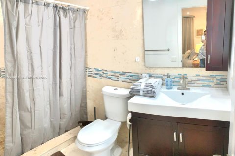 House in Coral Gables, Florida 3 bedrooms, 194.63 sq.m. № 2060719 - photo 15