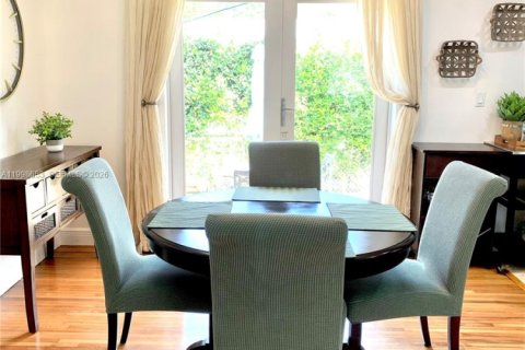 House in Coral Gables, Florida 3 bedrooms, 194.63 sq.m. № 2060719 - photo 7