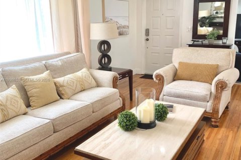 House in Coral Gables, Florida 3 bedrooms, 194.63 sq.m. № 2060719 - photo 8