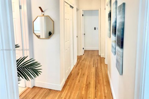 House in Coral Gables, Florida 3 bedrooms, 194.63 sq.m. № 2060719 - photo 9