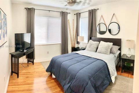 House in Coral Gables, Florida 3 bedrooms, 194.63 sq.m. № 2060719 - photo 14