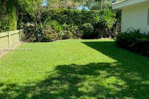 House in Coral Gables, Florida 3 bedrooms, 194.63 sq.m. № 2060719 - photo 17