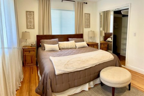 House in Coral Gables, Florida 3 bedrooms, 194.63 sq.m. № 2060719 - photo 11