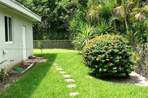 House in Coral Gables, Florida 3 bedrooms, 194.63 sq.m. № 2060719 - photo 19