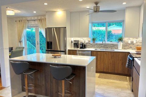 House in Coral Gables, Florida 3 bedrooms, 194.63 sq.m. № 2060719 - photo 3