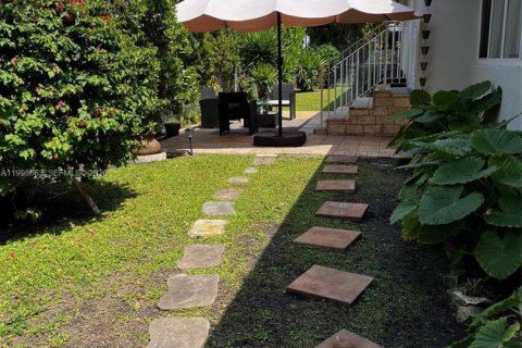 House in Coral Gables, Florida 3 bedrooms, 194.63 sq.m. № 2060719 - photo 21