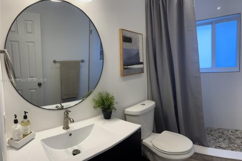 House in Coral Gables, Florida 3 bedrooms, 194.63 sq.m. № 2060719 - photo 12