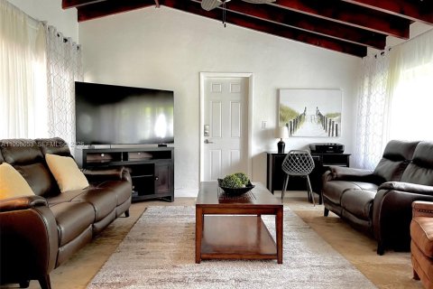 House in Coral Gables, Florida 3 bedrooms, 194.63 sq.m. № 2060719 - photo 10