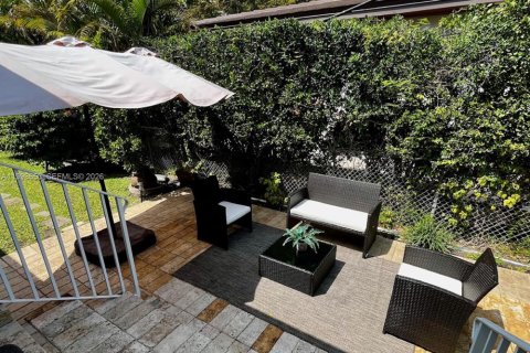 House in Coral Gables, Florida 3 bedrooms, 194.63 sq.m. № 2060719 - photo 22