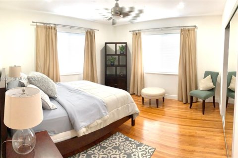 House in Coral Gables, Florida 3 bedrooms, 194.63 sq.m. № 2060719 - photo 16