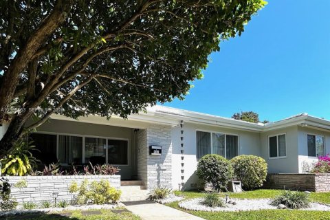 House in Coral Gables, Florida 3 bedrooms, 194.63 sq.m. № 2060719
