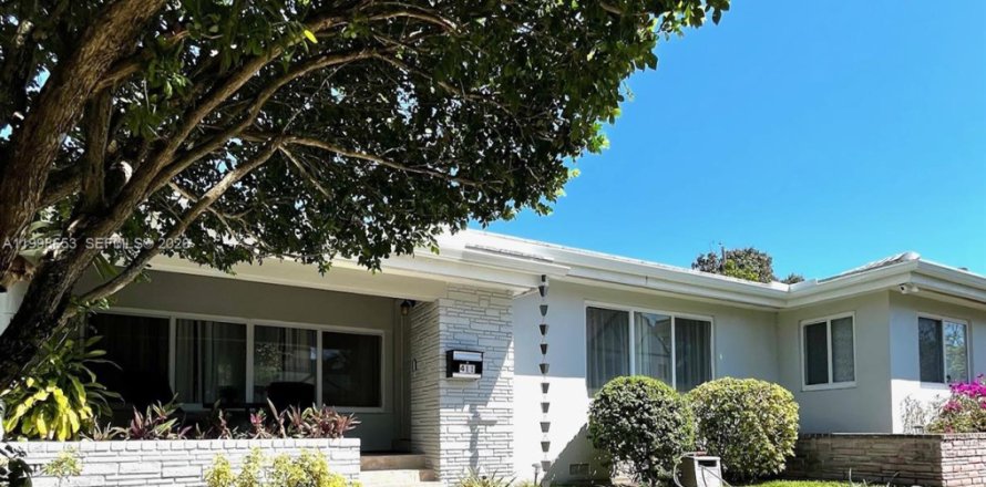 House in Coral Gables, Florida 3 bedrooms, 194.63 sq.m. № 2060719