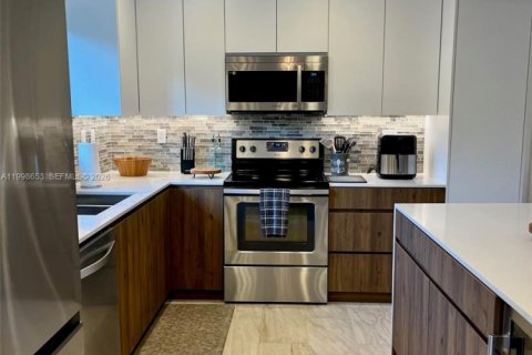 House in Coral Gables, Florida 3 bedrooms, 194.63 sq.m. № 2060719 - photo 5