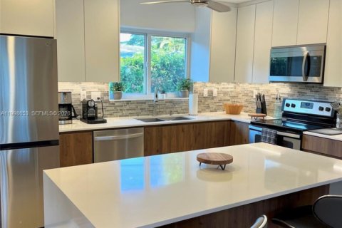 House in Coral Gables, Florida 3 bedrooms, 194.63 sq.m. № 2060719 - photo 4