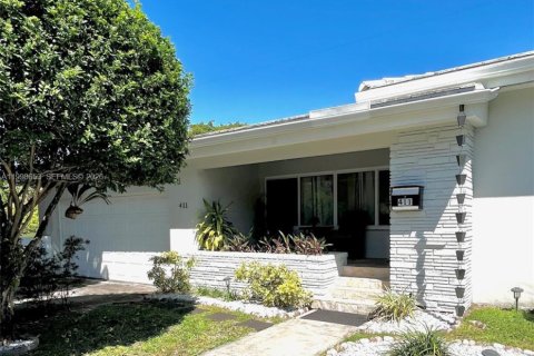 House in Coral Gables, Florida 3 bedrooms, 194.63 sq.m. № 2060719 - photo 2