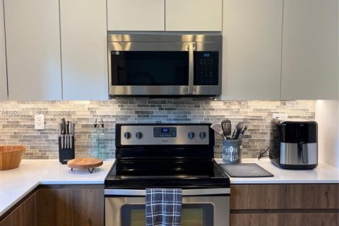 House in Coral Gables, Florida 3 bedrooms, 194.63 sq.m. № 2060719 - photo 6