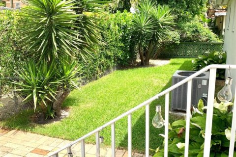 House in Coral Gables, Florida 3 bedrooms, 194.63 sq.m. № 2060719 - photo 20