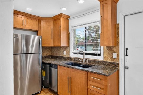 Condo in Tampa, Florida, 2 bedrooms  № 2368740 - photo 7