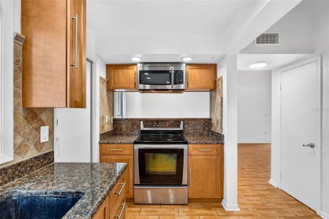 Condo in Tampa, Florida, 2 bedrooms  № 2368740 - photo 9
