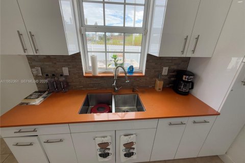 Casa en venta en Miami, Florida, 3 dormitorios, 97.92 m2 № 2008010 - foto 10