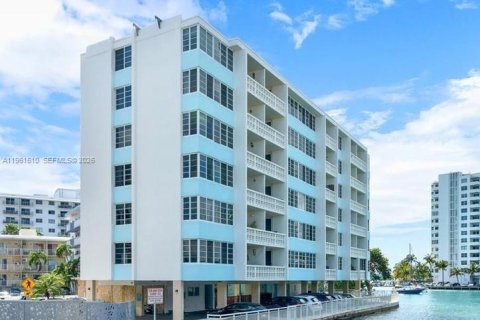 Кондоминиум с 1 спальней в Майами-Бич, Флорида № 2024365