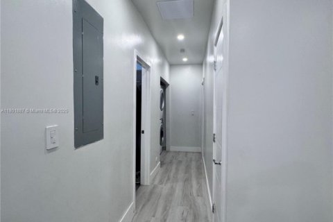 Casa en venta en Miami, Florida, 3 dormitorios, 145.21 m2 № 1730544 - foto 3