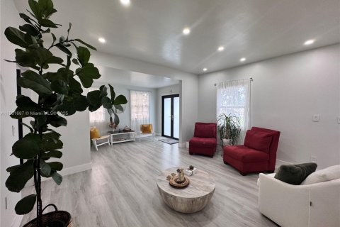 Casa en venta en Miami, Florida, 3 dormitorios, 145.21 m2 № 1730544 - foto 1