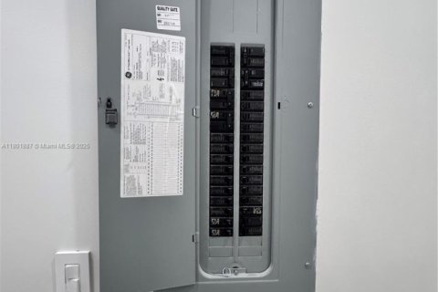 Casa en venta en Miami, Florida, 3 dormitorios, 145.21 m2 № 1730544 - foto 4