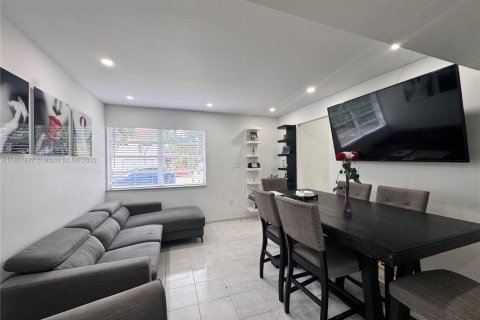 Casa en venta en Miami, Florida, 3 dormitorios, 145.21 m2 № 1730544 - foto 14