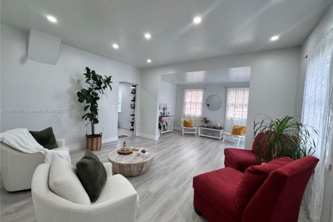 Casa en venta en Miami, Florida, 3 dormitorios, 145.21 m2 № 1730544 - foto 2
