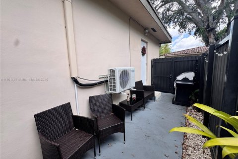 Casa en venta en Miami, Florida, 3 dormitorios, 145.21 m2 № 1730544 - foto 19