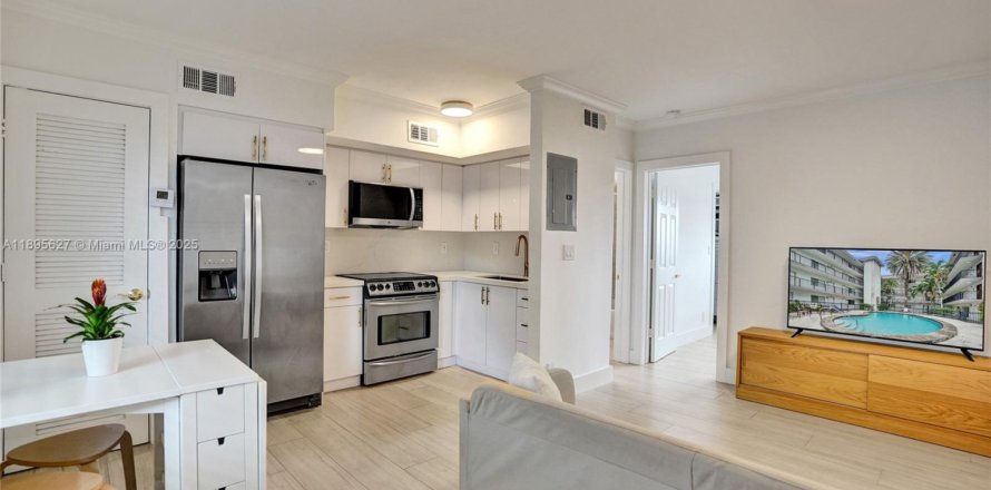 Кондоминиум с 1 спальней в Форт-Лодердейл, Флорида № 1948971