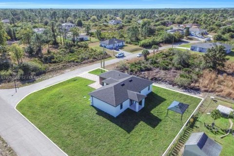 Villa ou maison à vendre à Lehigh Acres, Floride: 4 chambres, 153.29 m2 № 2005212 - photo 11