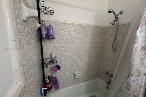 Condo in Hallandale Beach, Florida, 1 bedroom № 2401340 - photo 17