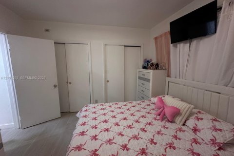Condo in Hallandale Beach, Florida, 1 bedroom № 2401340 - photo 11
