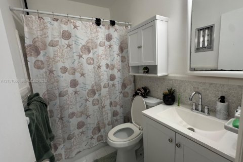 Condo in Hallandale Beach, Florida, 1 bedroom № 2401340 - photo 16