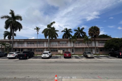 Condo in Hallandale Beach, Florida, 1 bedroom № 2401340 - photo 2