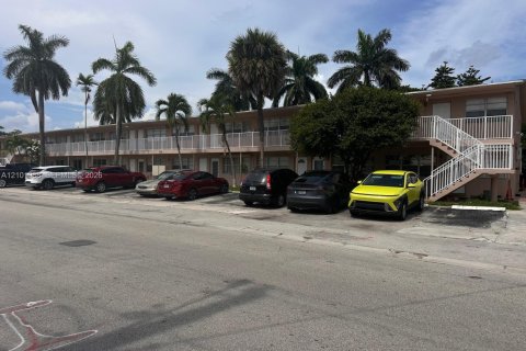 Condo in Hallandale Beach, Florida, 1 bedroom № 2401340 - photo 4