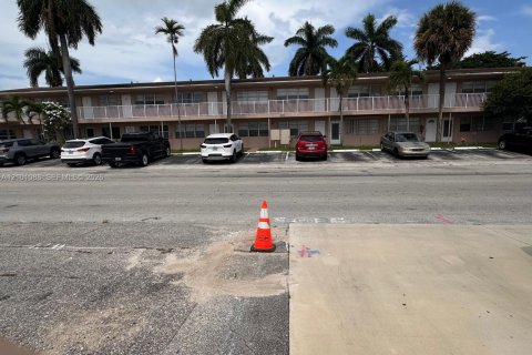 Condo in Hallandale Beach, Florida, 1 bedroom № 2401340 - photo 3