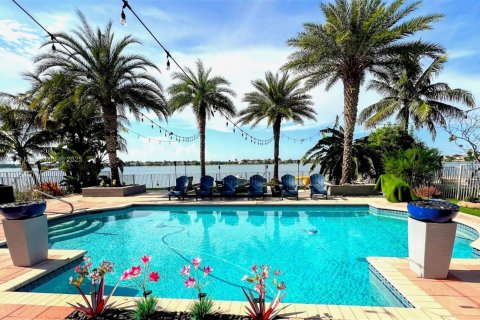 House in Miramar, Florida 5 bedrooms, 373.19 sq.m. № 1892508 - photo 28