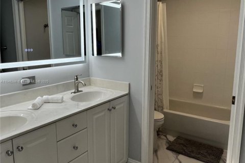 House in Miramar, Florida 5 bedrooms, 373.19 sq.m. № 1892508 - photo 24