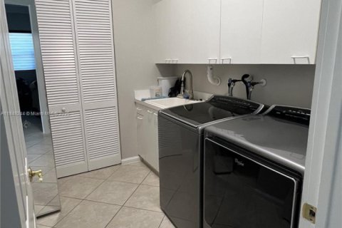 House in Miramar, Florida 5 bedrooms, 373.19 sq.m. № 1892508 - photo 14