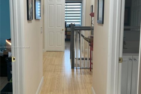 House in Miramar, Florida 5 bedrooms, 373.19 sq.m. № 1892508 - photo 17