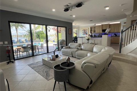 House in Miramar, Florida 5 bedrooms, 373.19 sq.m. № 1892508 - photo 9