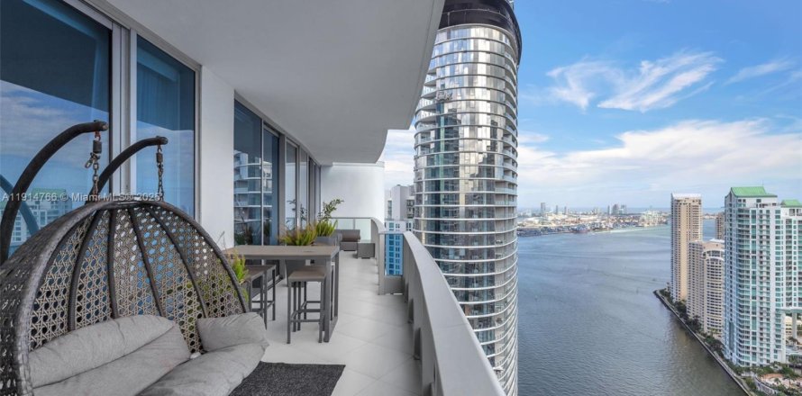 Кондоминиум с 2 спальнями в Майами, Флорида № 1970152